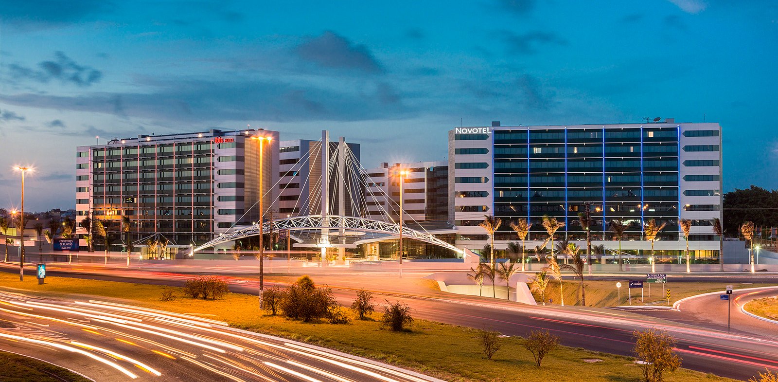 Fachada do Hangar Business Park à noite — Paralela, Salvador/BA