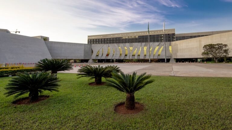 STJ: operadora pode cancelar plano coletivo, mas não pode interromper tratamento em curso